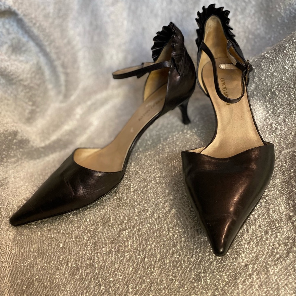 Giorgio Armani Leather Scalloped Accent 2" pumps w/logo charm size 40